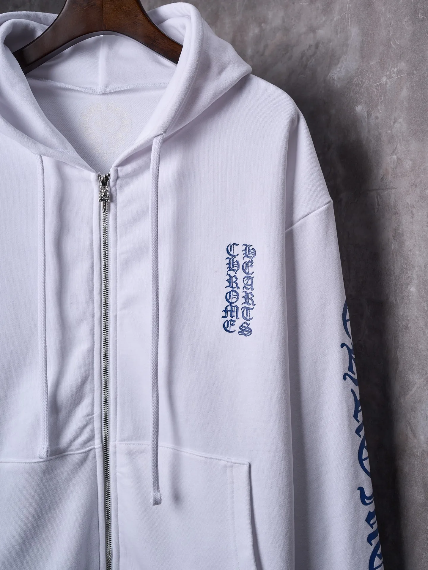 P460 Actual hanging auction】Chrome Hearts/Chrome Hearts ch letter printed zipper hooded jacket [Ready stock] S M L XL custom-made soft cloud wadding 100% cotton velvet feel sweatshirt fabric, delicate and smooth, comfortable and close to the skin, with pure white as the base, indigo lines neatly cracked, Western Gothic bodywork embellished on the chest, controlling the visual focus, and extending vertically from the wrist to the shoulder line, a magic touch to break the monotony of the sweatshirt The zippered hooded silhouette deconstructs the lazy drape carrying suede. When Gothic fonts meet all-white, it not only retains the coldness of Gothic, but also dissolves the depression of darkness with the purity of white, giving concrete expression to the sweet-cool balance and unlocking a multi-faceted style. Glue printing is used. The printing has been modified three times with film screens. Use glue liquid paint to print the pattern on the fabric. Bake the fabric to fix the printing pattern. The fabrics have been washed and have a better hand texture. It is not easy to deform and not shrink. 不易褪色 保持长久的美观，宽松版型
